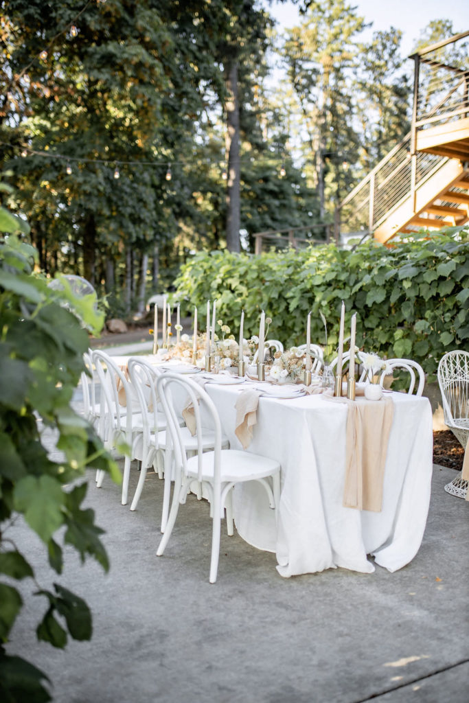 Table at oregon winery summer elopement reception