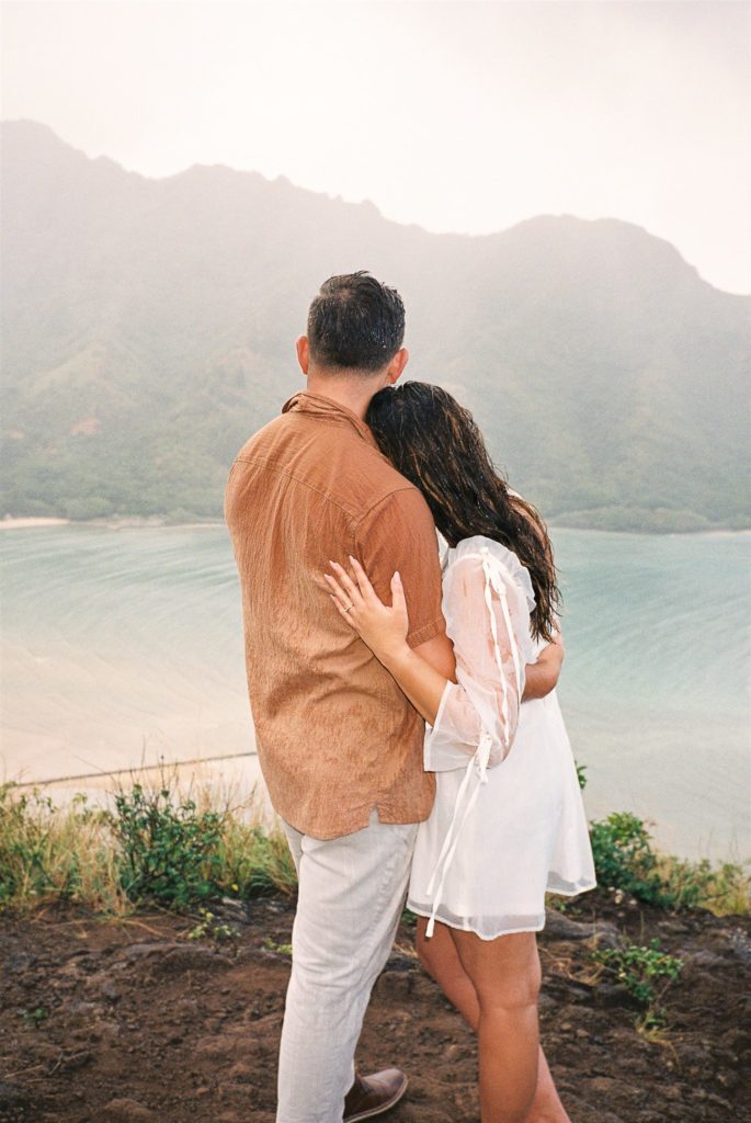 crouching-lion-oahu-couples-session-film