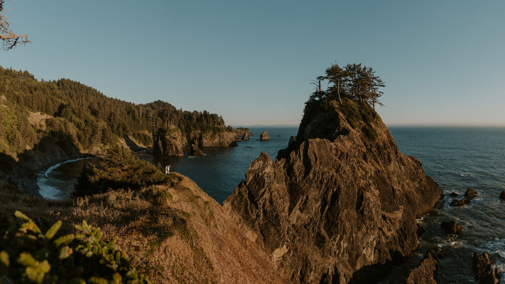 Brides walking along rugged southern Oregon coastline