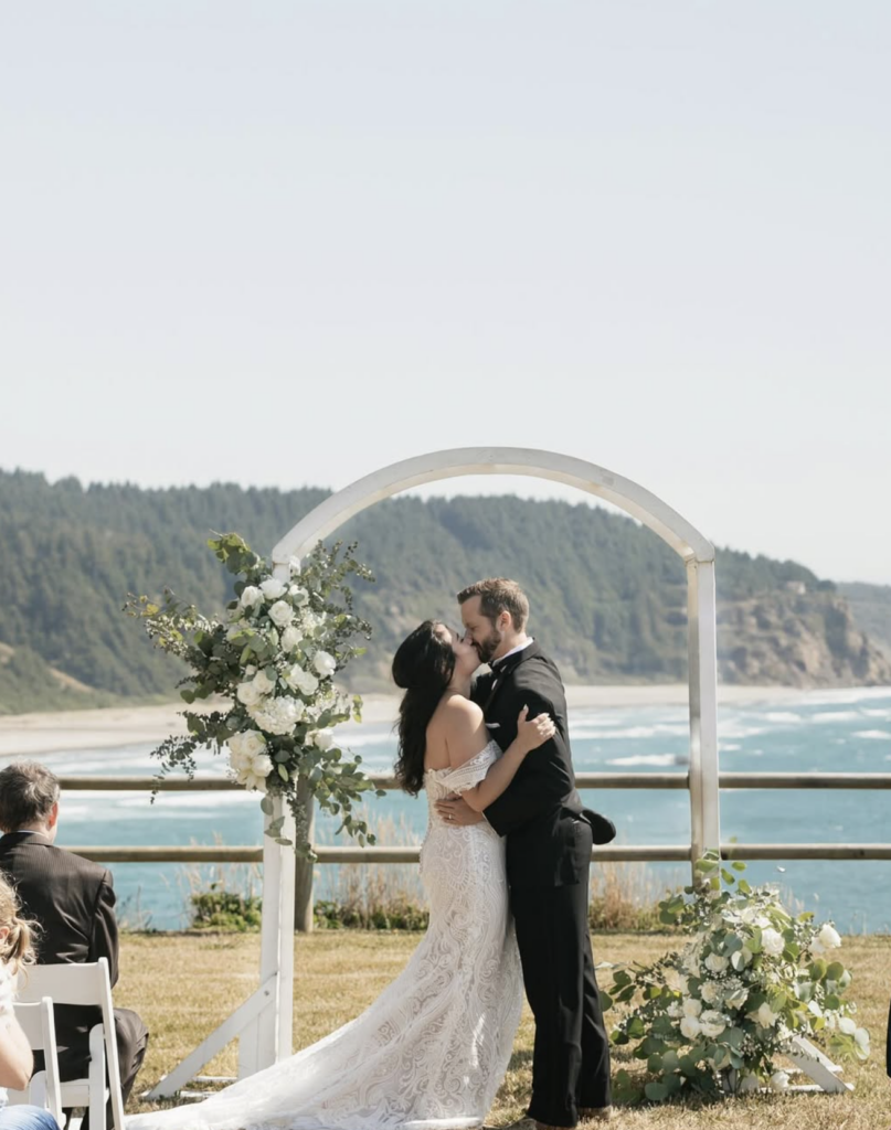 7 Oregon Coast Wedding Venues for Dreamy, Candid Moments, image size:807x1024